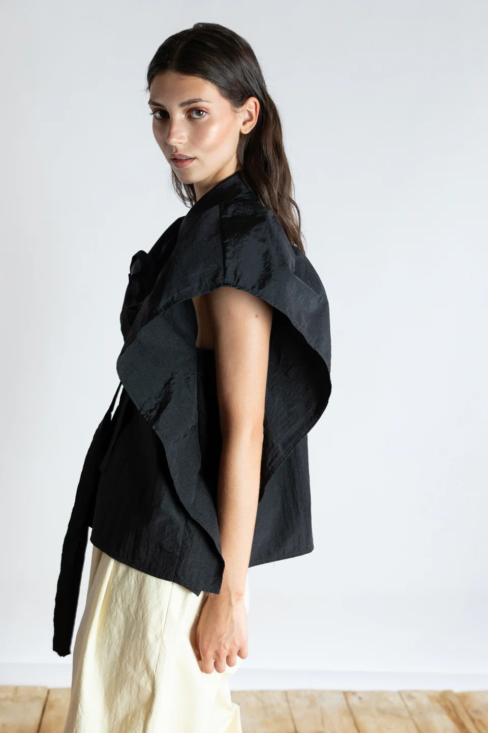 SHORT SLEEVE BLACK CRISP BLOUSE