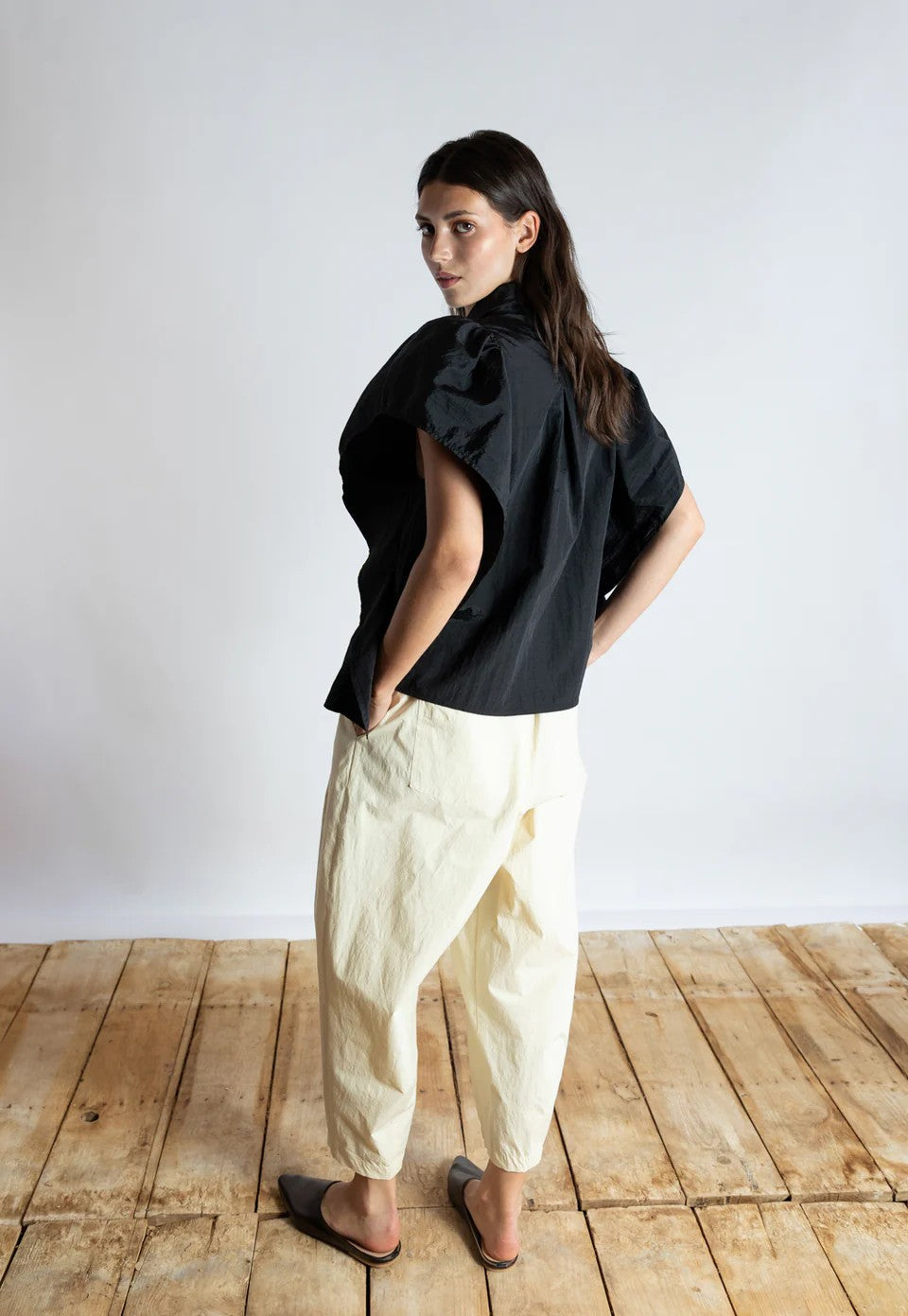 SHORT SLEEVE BLACK CRISP BLOUSE