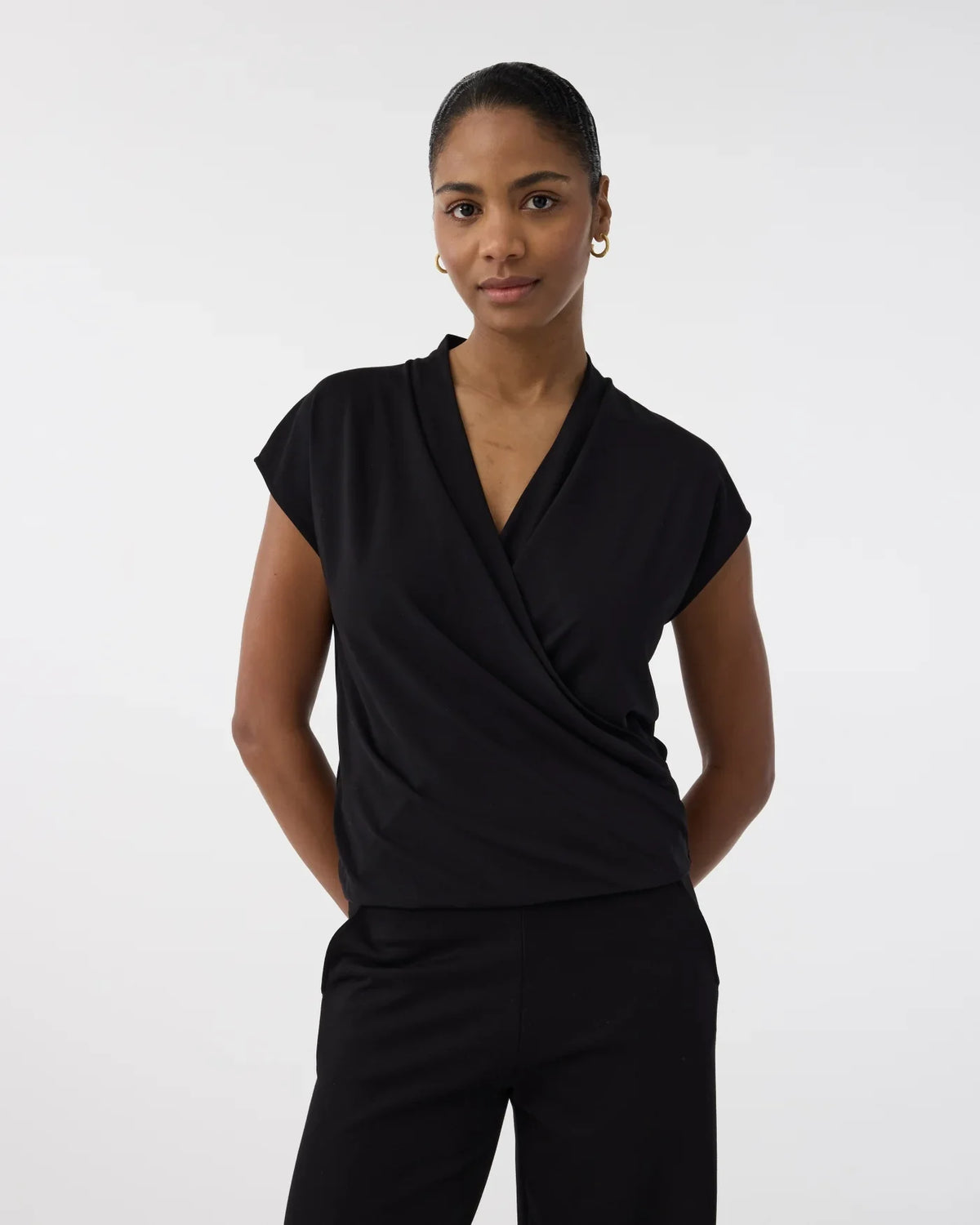 BLACK JET CROSSOVER TOP