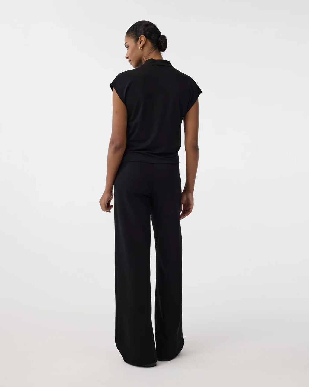 BLACK JET CROSSOVER TOP