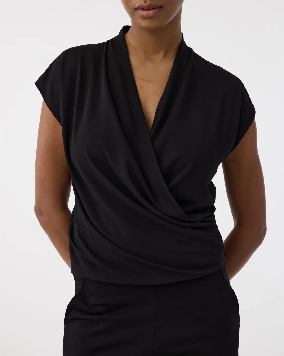 BLACK JET CROSSOVER TOP