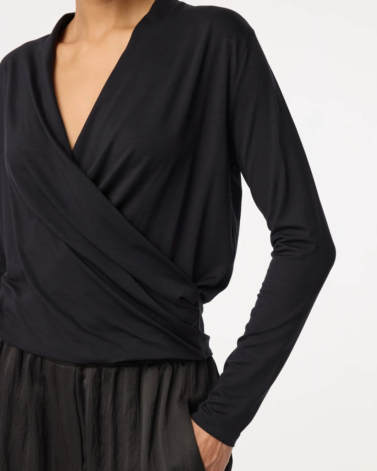 BLACK DRAPE JETTY TOP